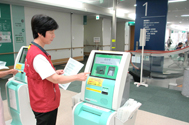 再来受付機の操作援助