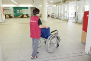 玄関での車いすの世話どり